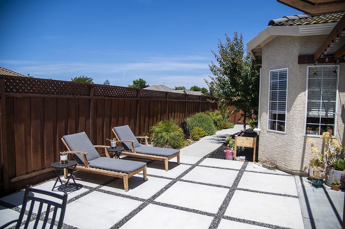 341 Eastview CT