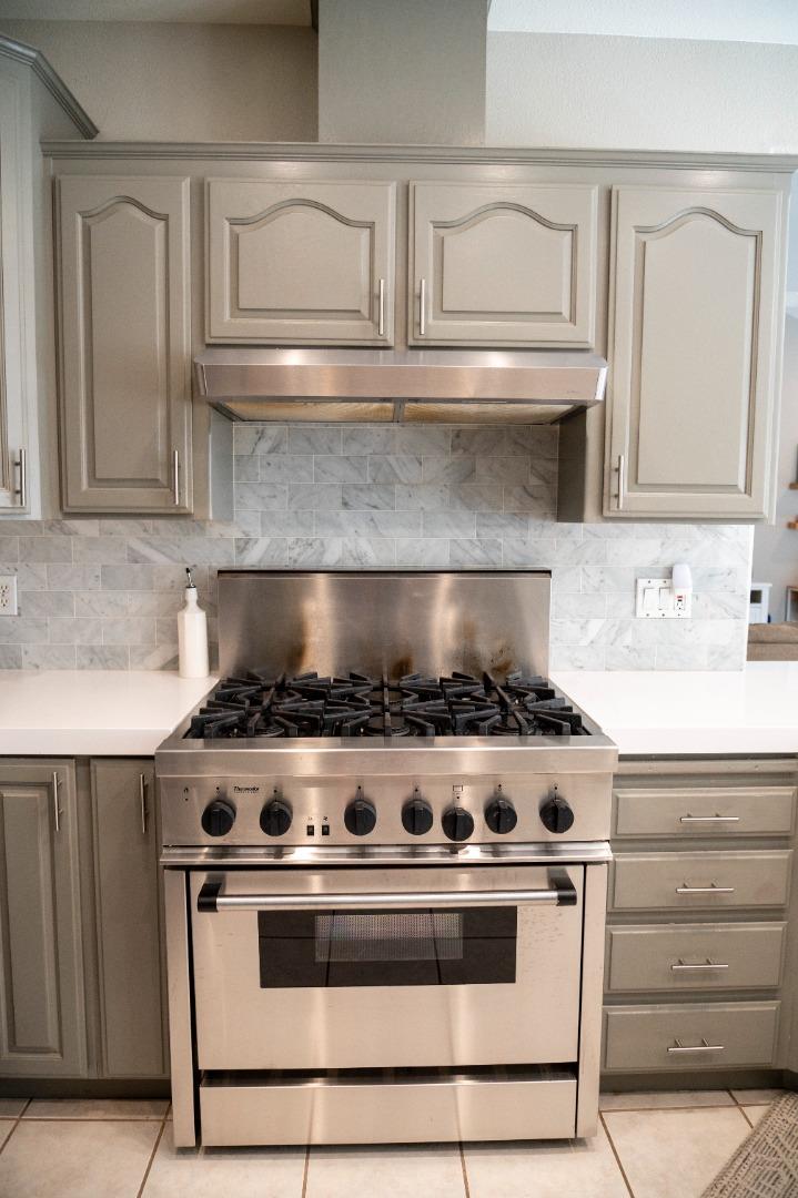 341 Eastview CT