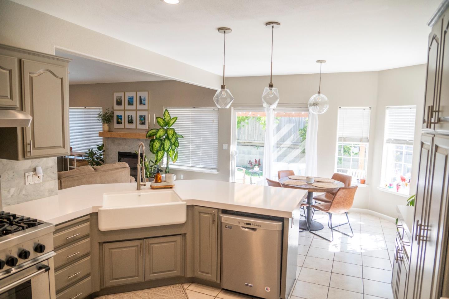 341 Eastview CT