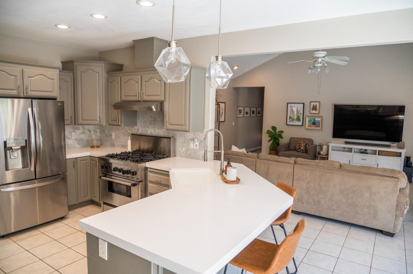 341 Eastview CT