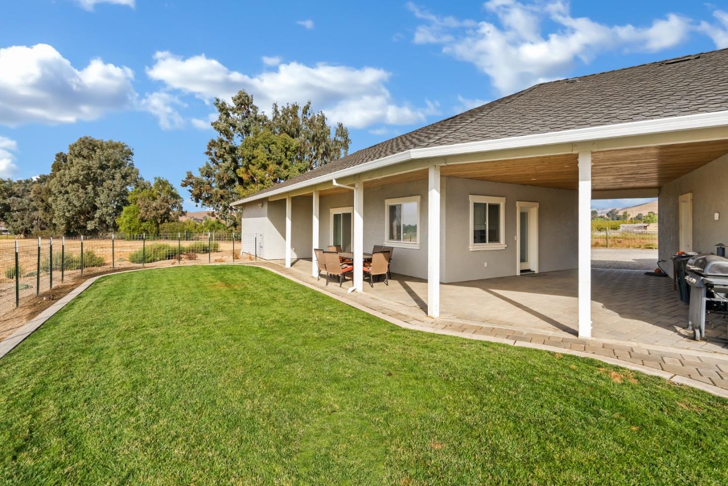 300 Foothill RD