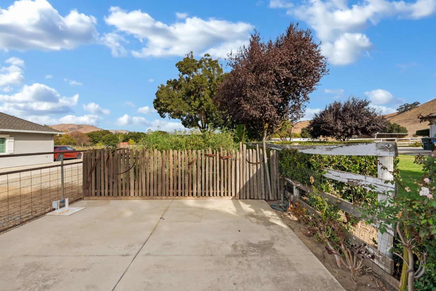300 Foothill RD
