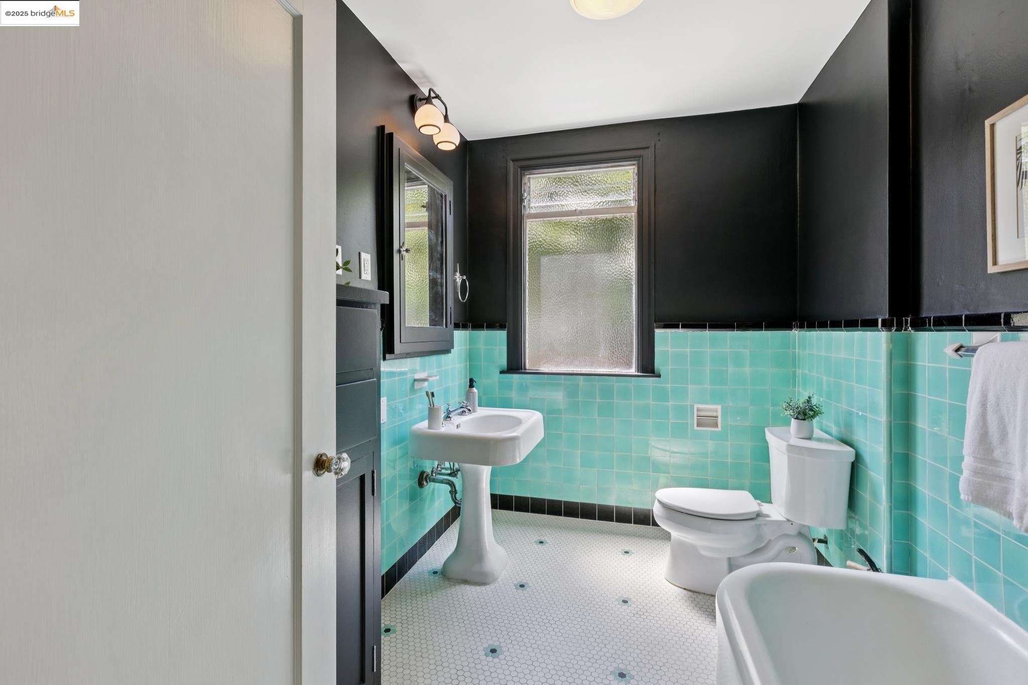 924 Trestle Glen Rd