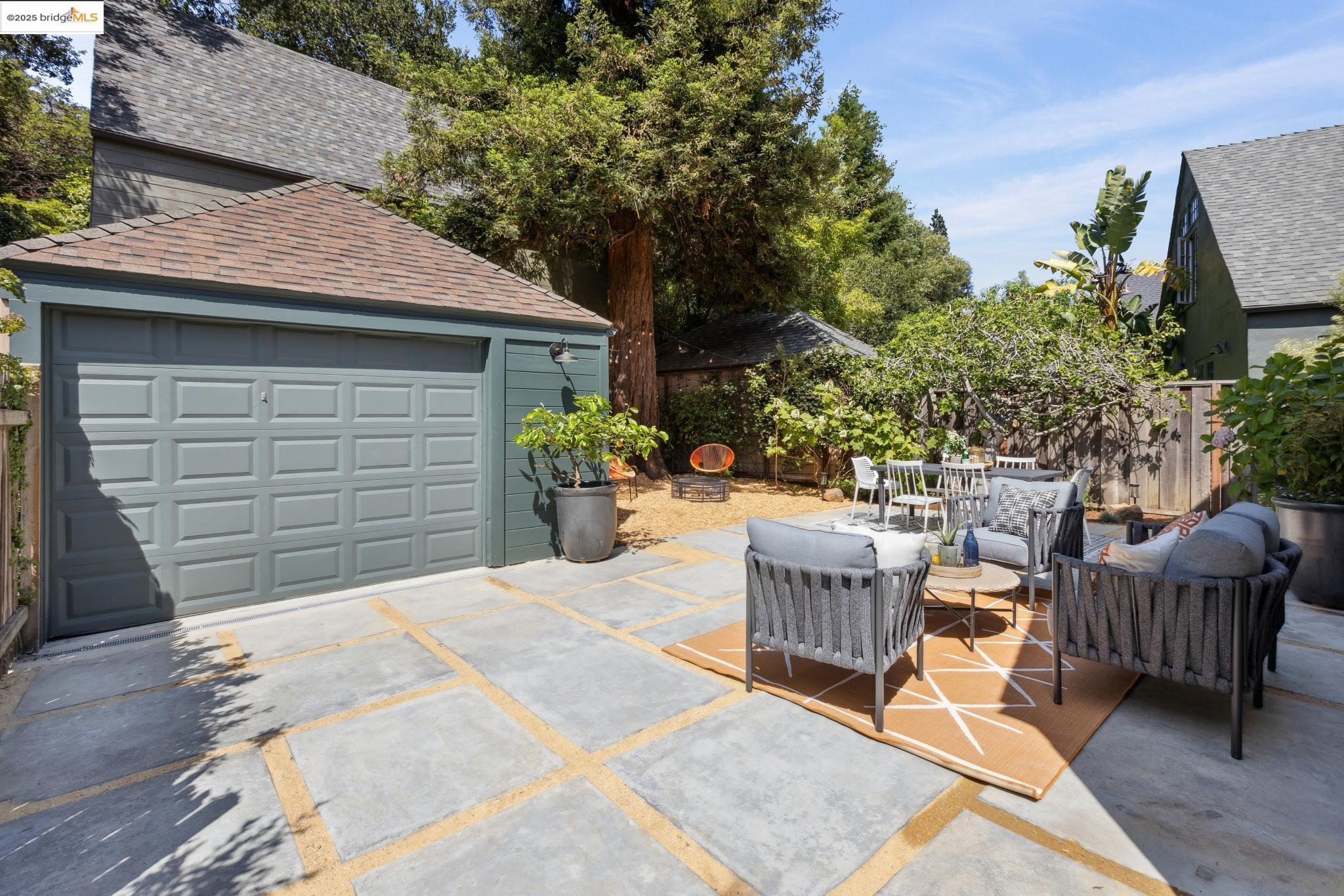 924 Trestle Glen Rd