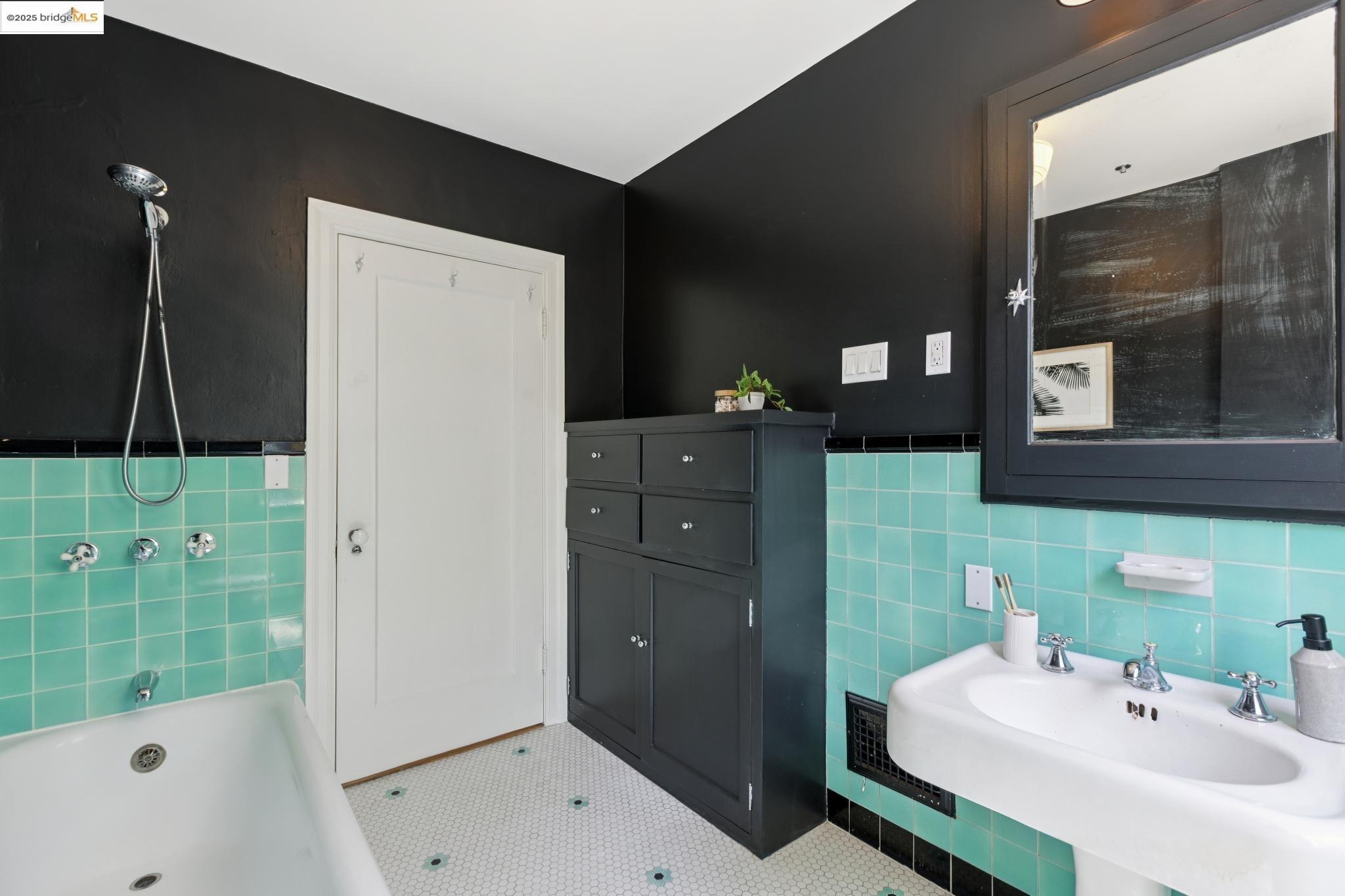 924 Trestle Glen Rd