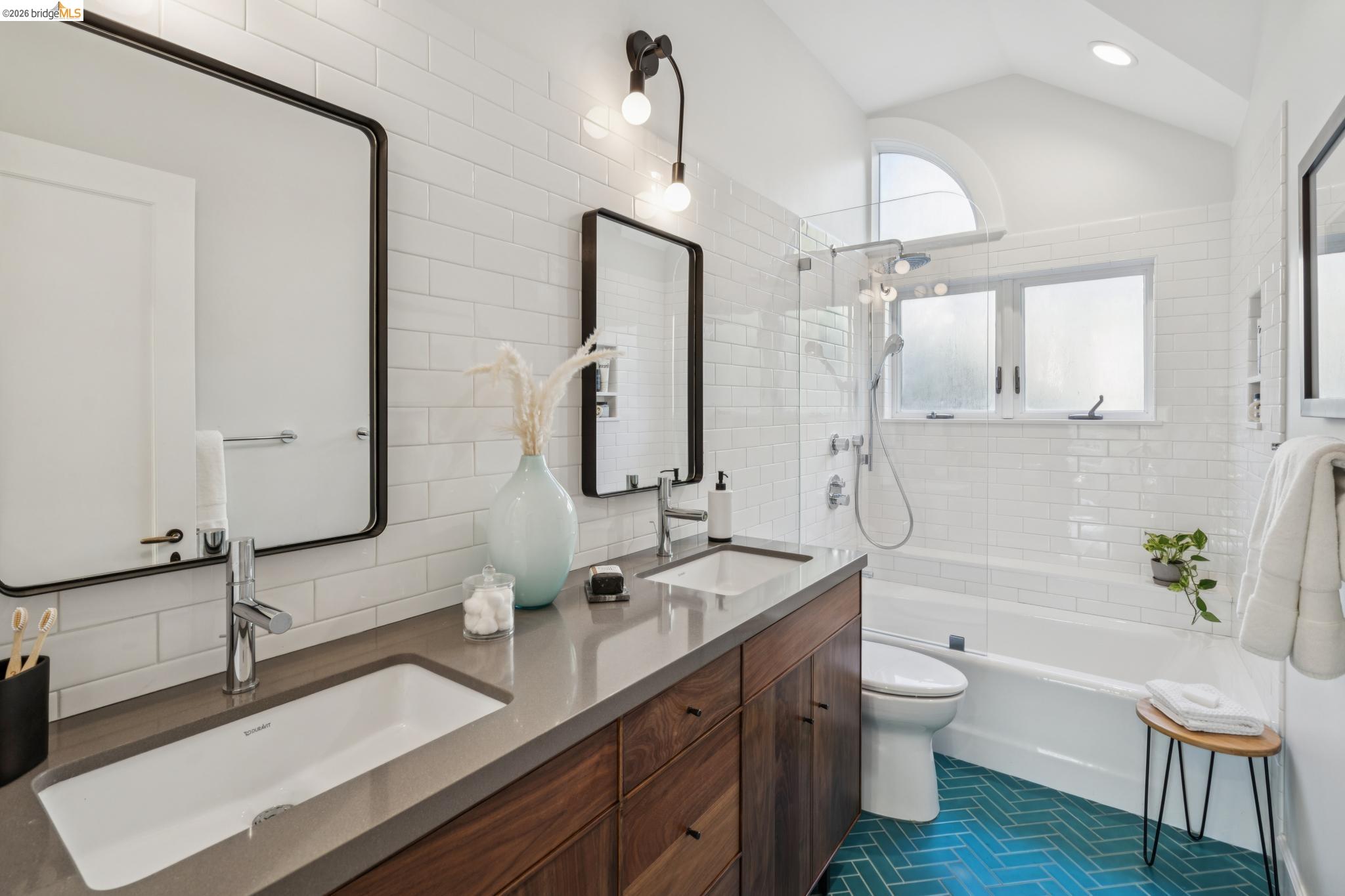 5416 GOLDEN GATE Ave