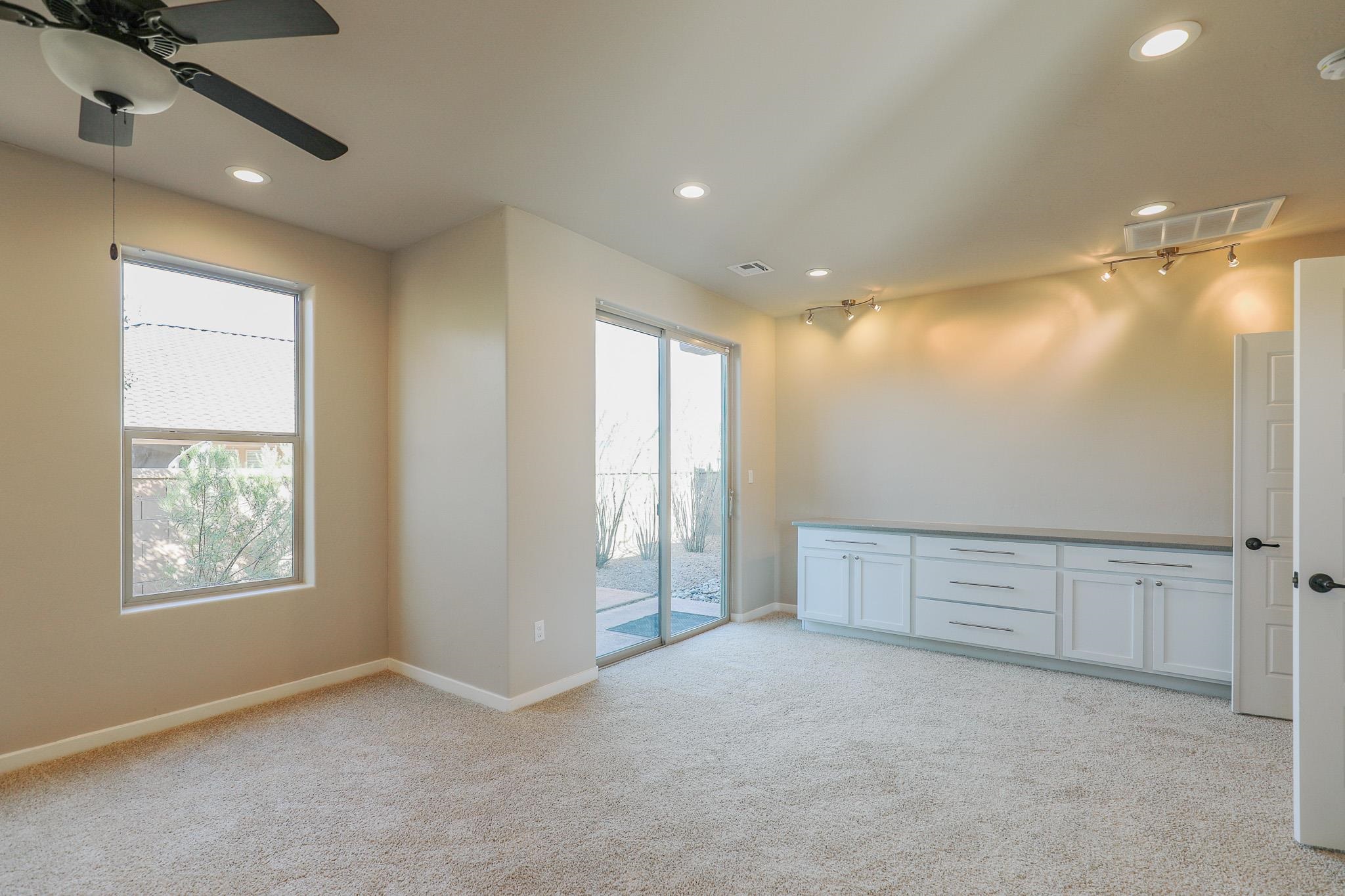 944 Acacia Ave