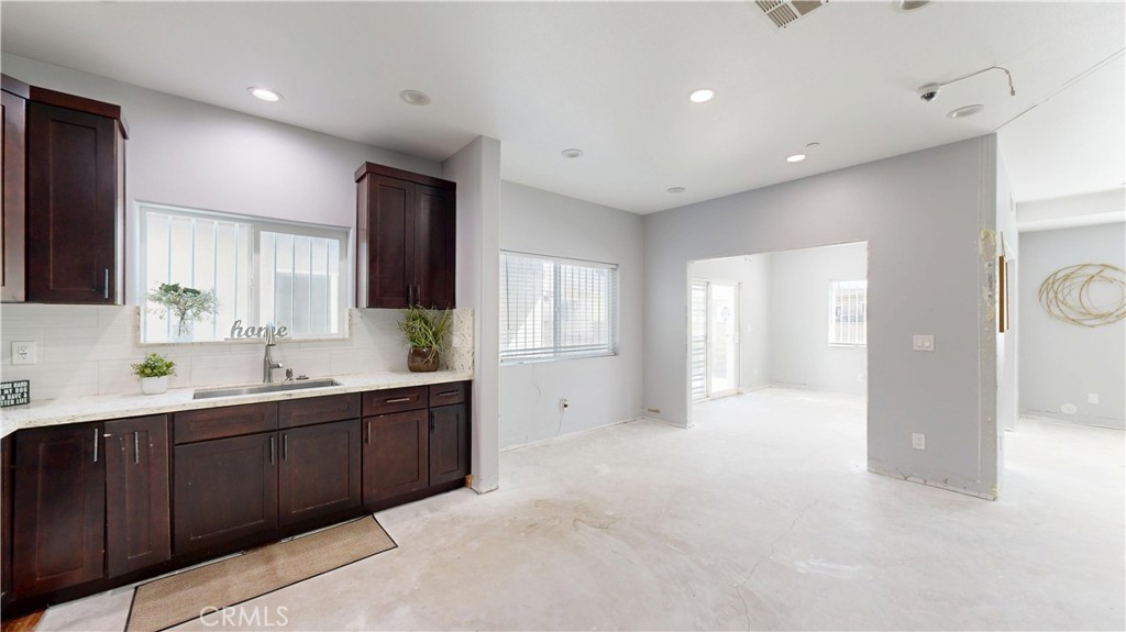 2712 New Ave