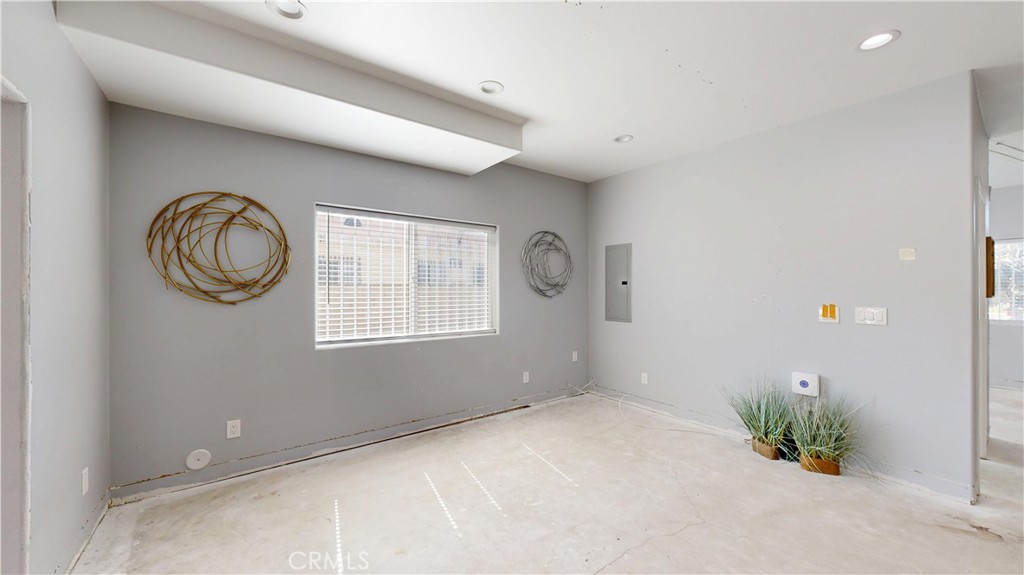 2712 New Ave