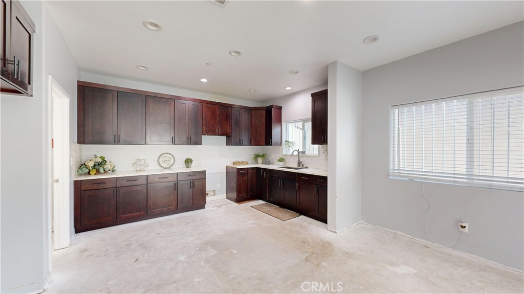 2712 New Ave