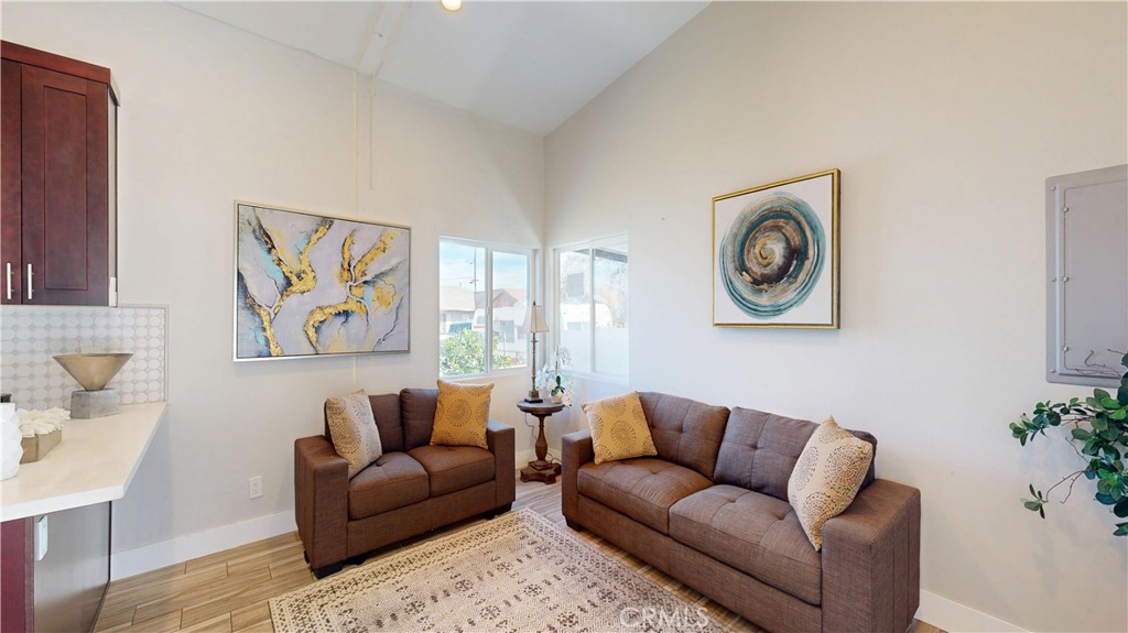 2712 New Ave