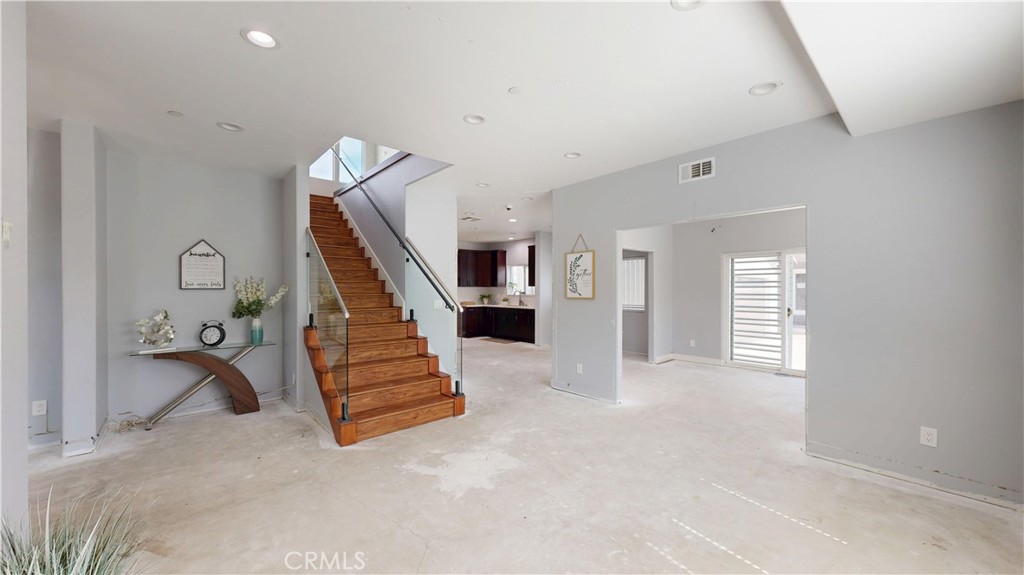 2712 New Ave