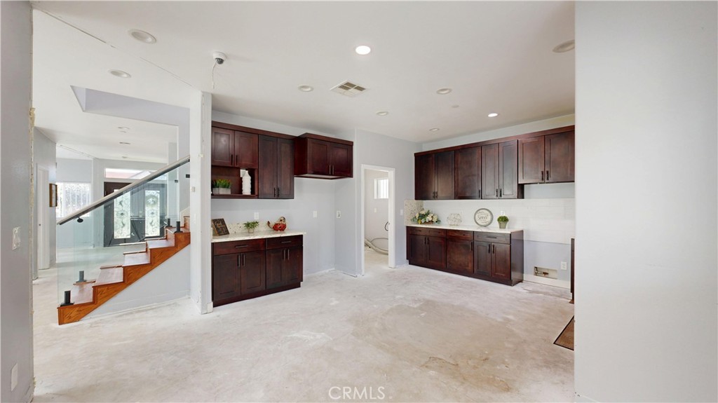2712 New Ave
