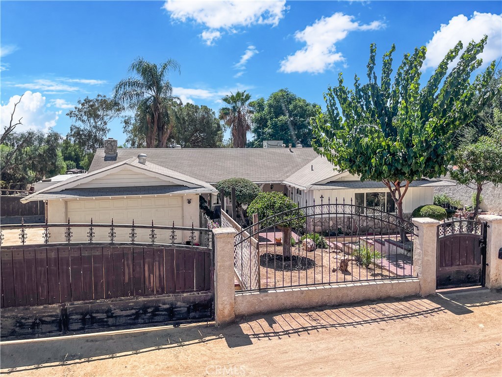 25325 Mountain Cliff