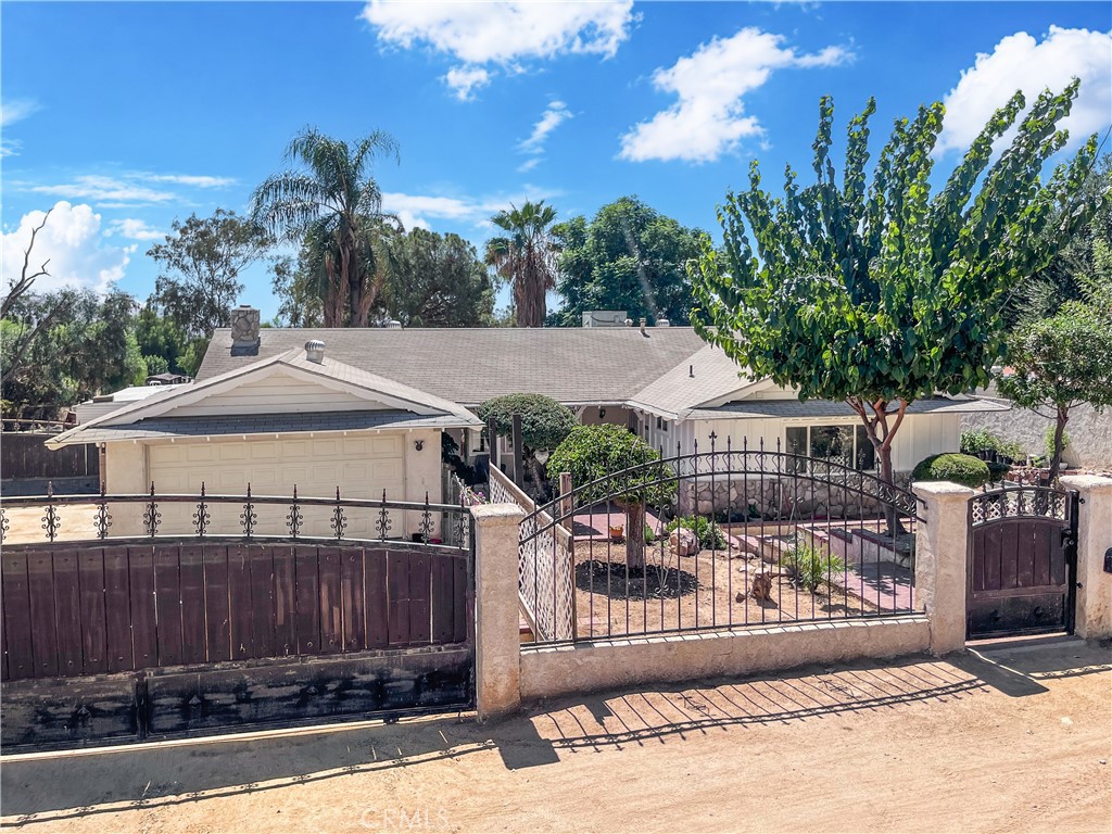 25325 Mountain Cliff