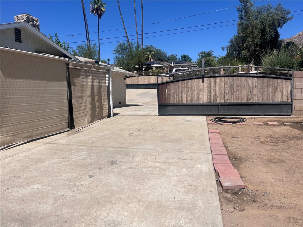 25325 Mountain Cliff