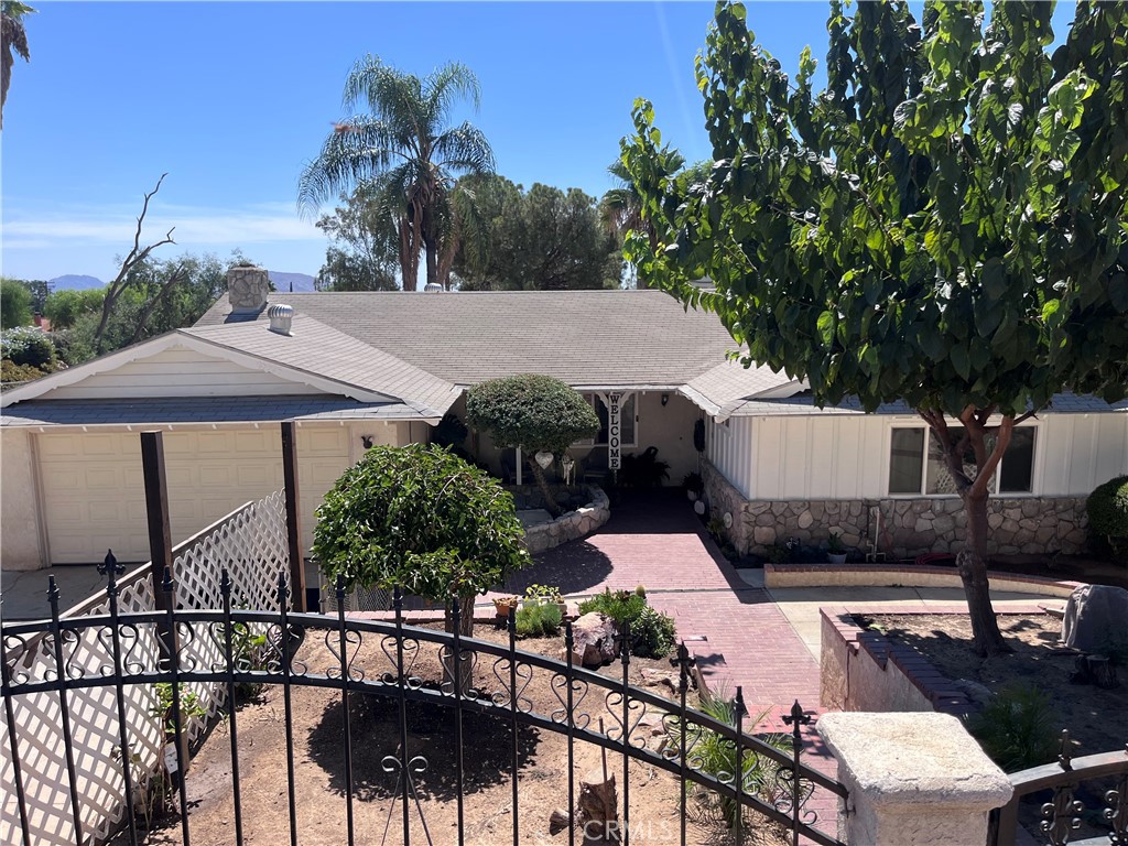 25325 Mountain Cliff