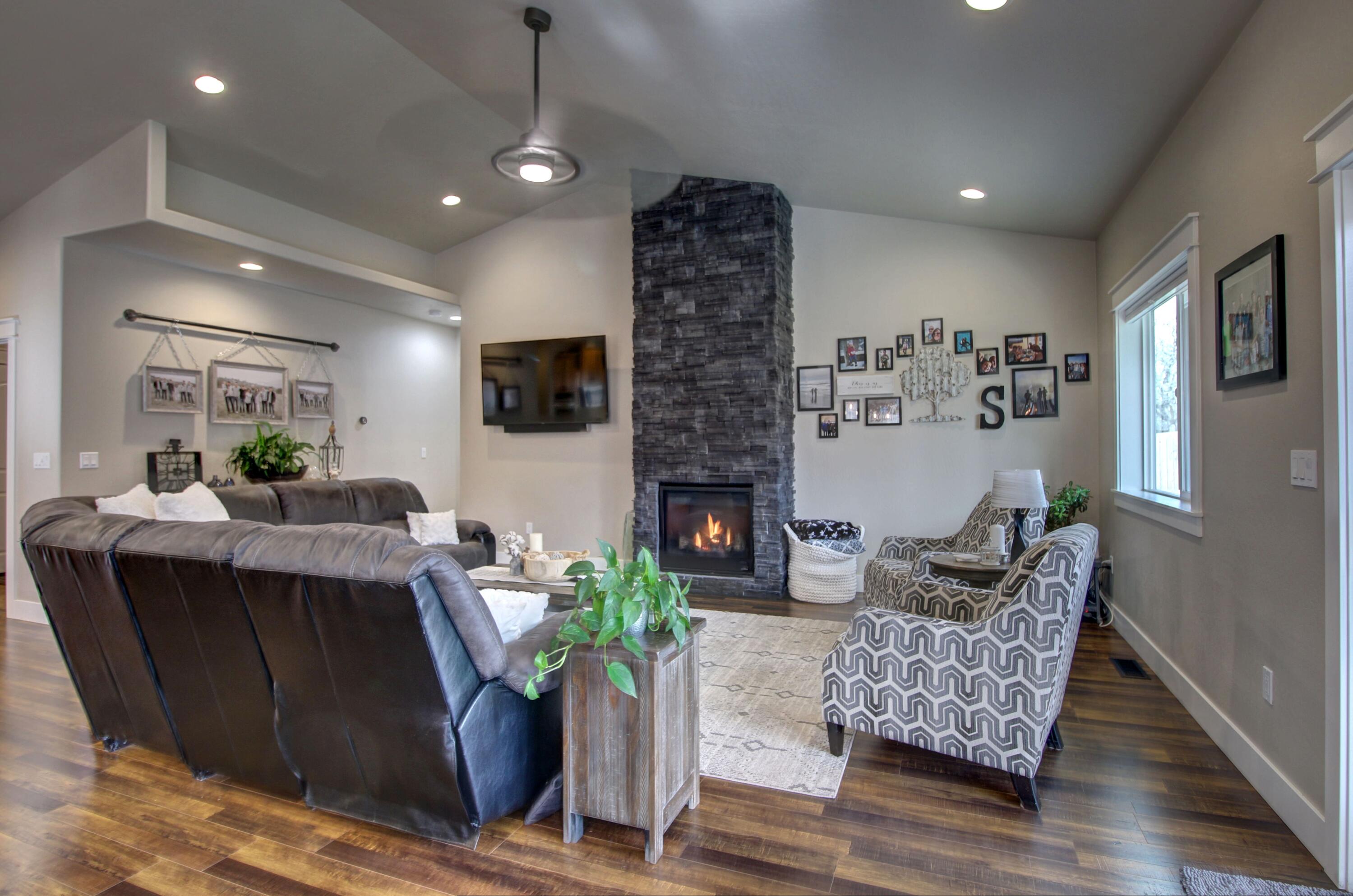 1306 Crestmont Drive