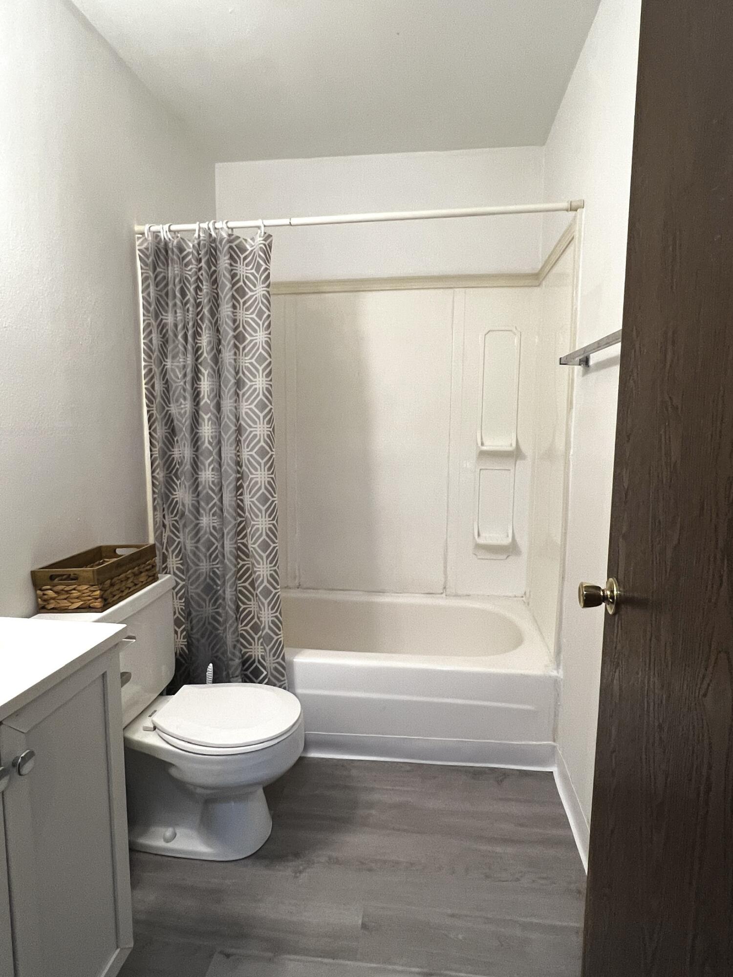 1800 Crater Lake Avenue, 28