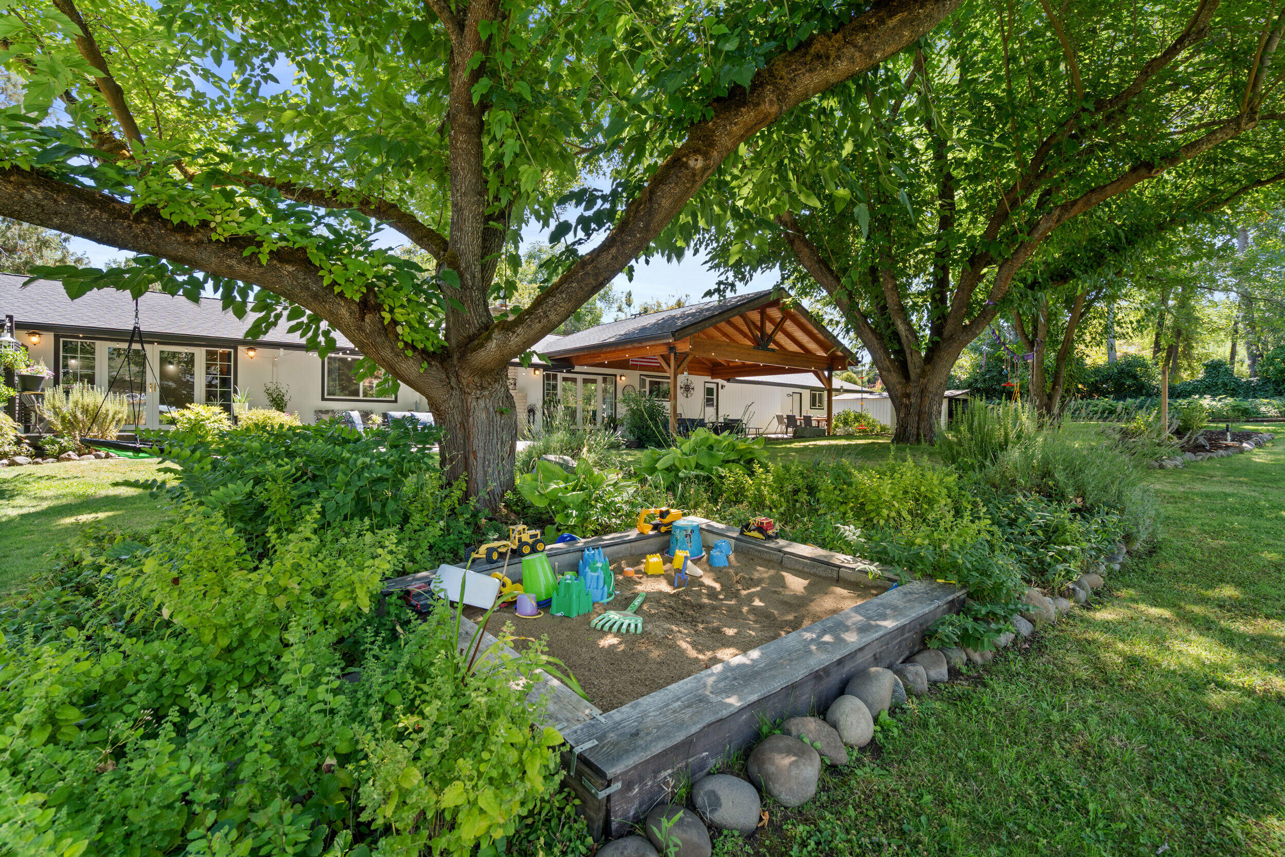 2050 Magnolia Avenue