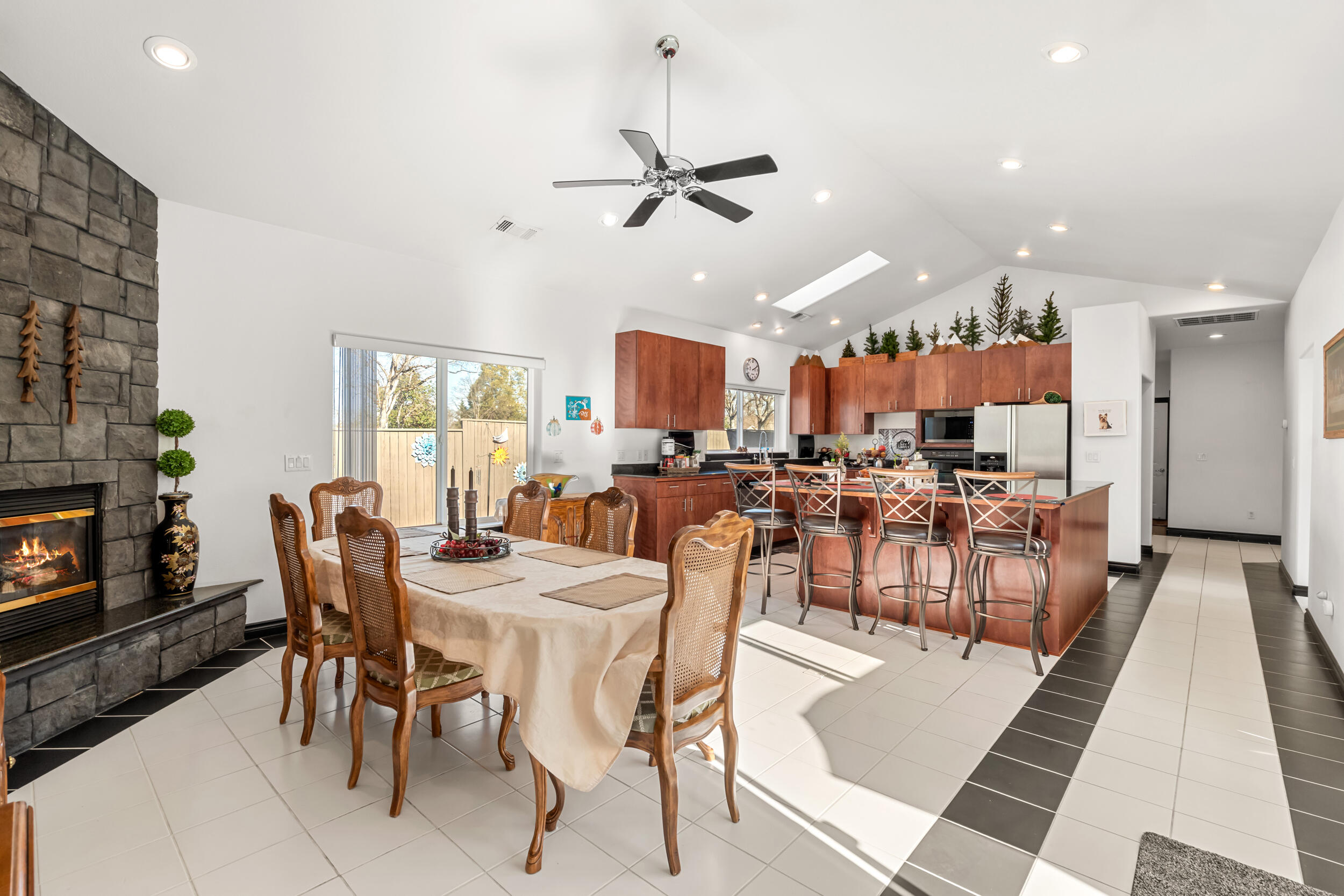 875 N Mountain Avenue