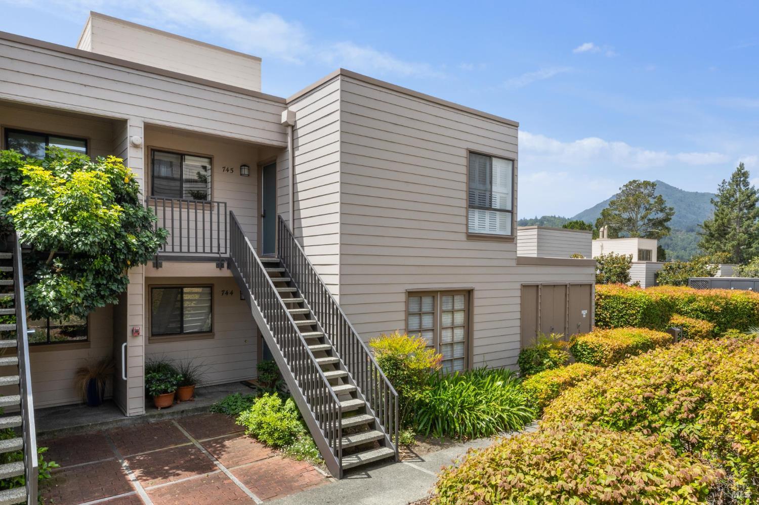 745 Via Casitas Ave