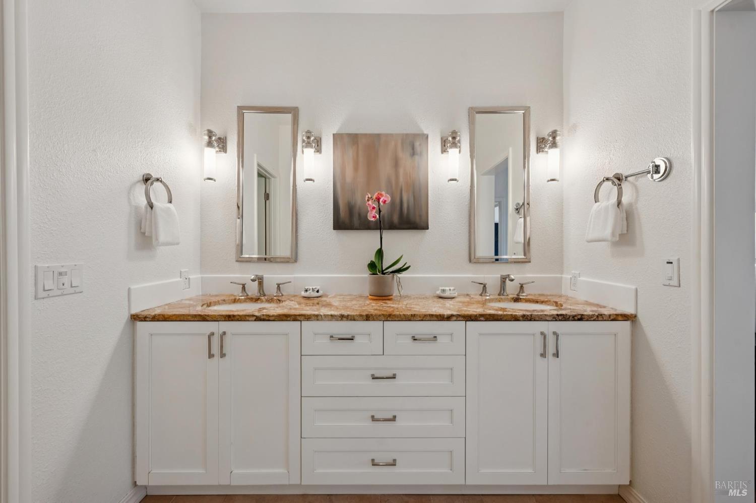 121 Eucalyptus Knoll St