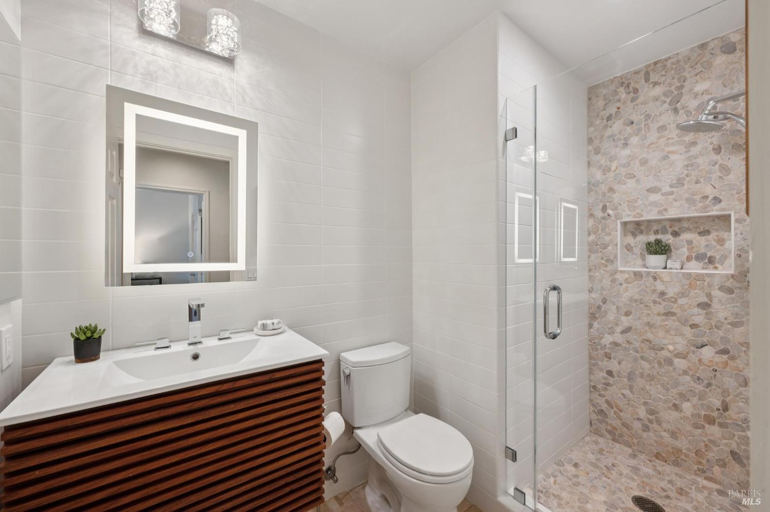 121 Eucalyptus Knoll St