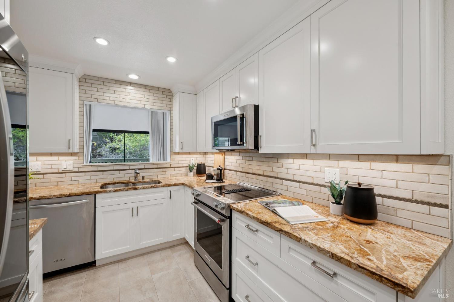 121 Eucalyptus Knoll St