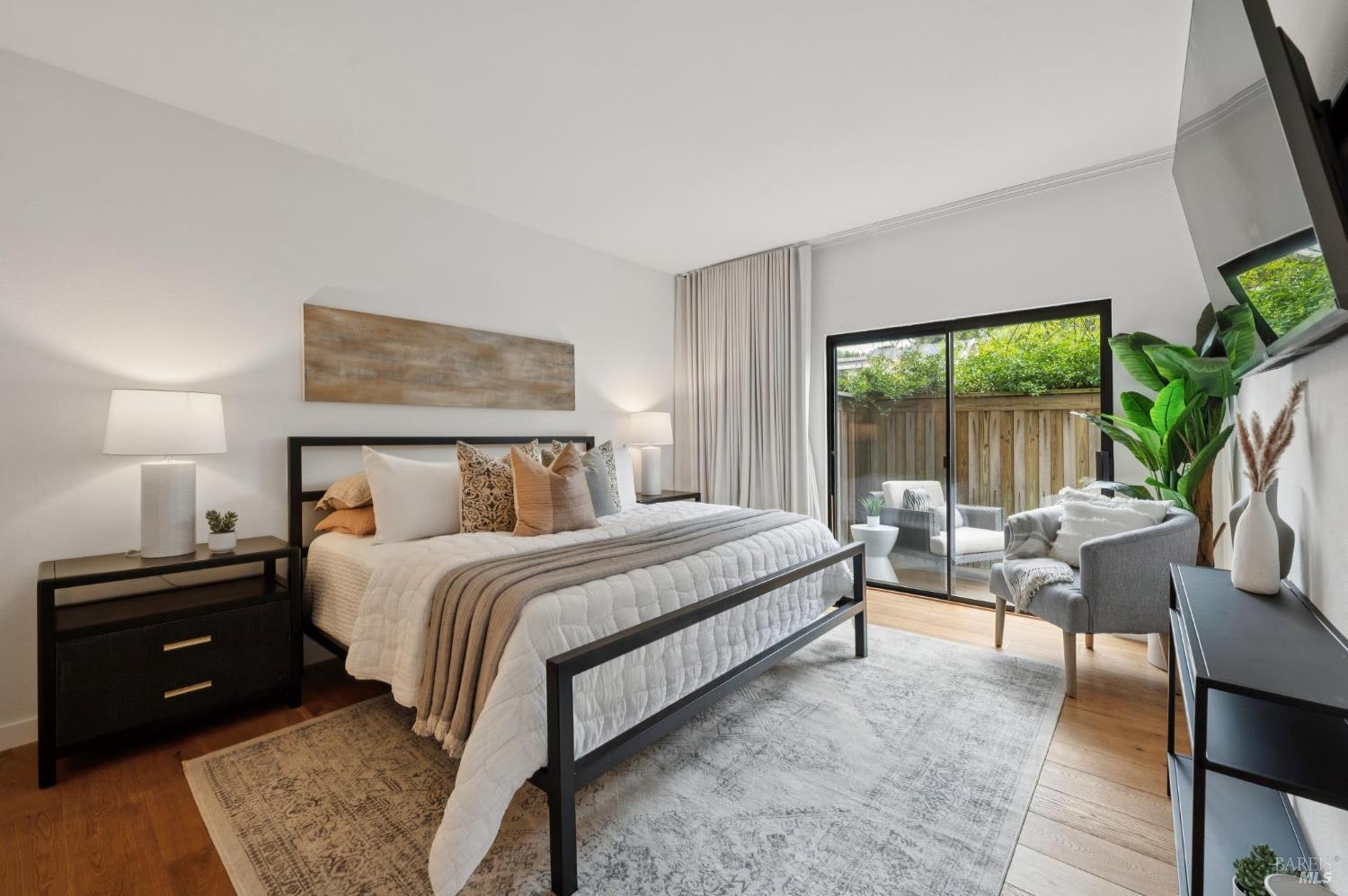 121 Eucalyptus Knoll St