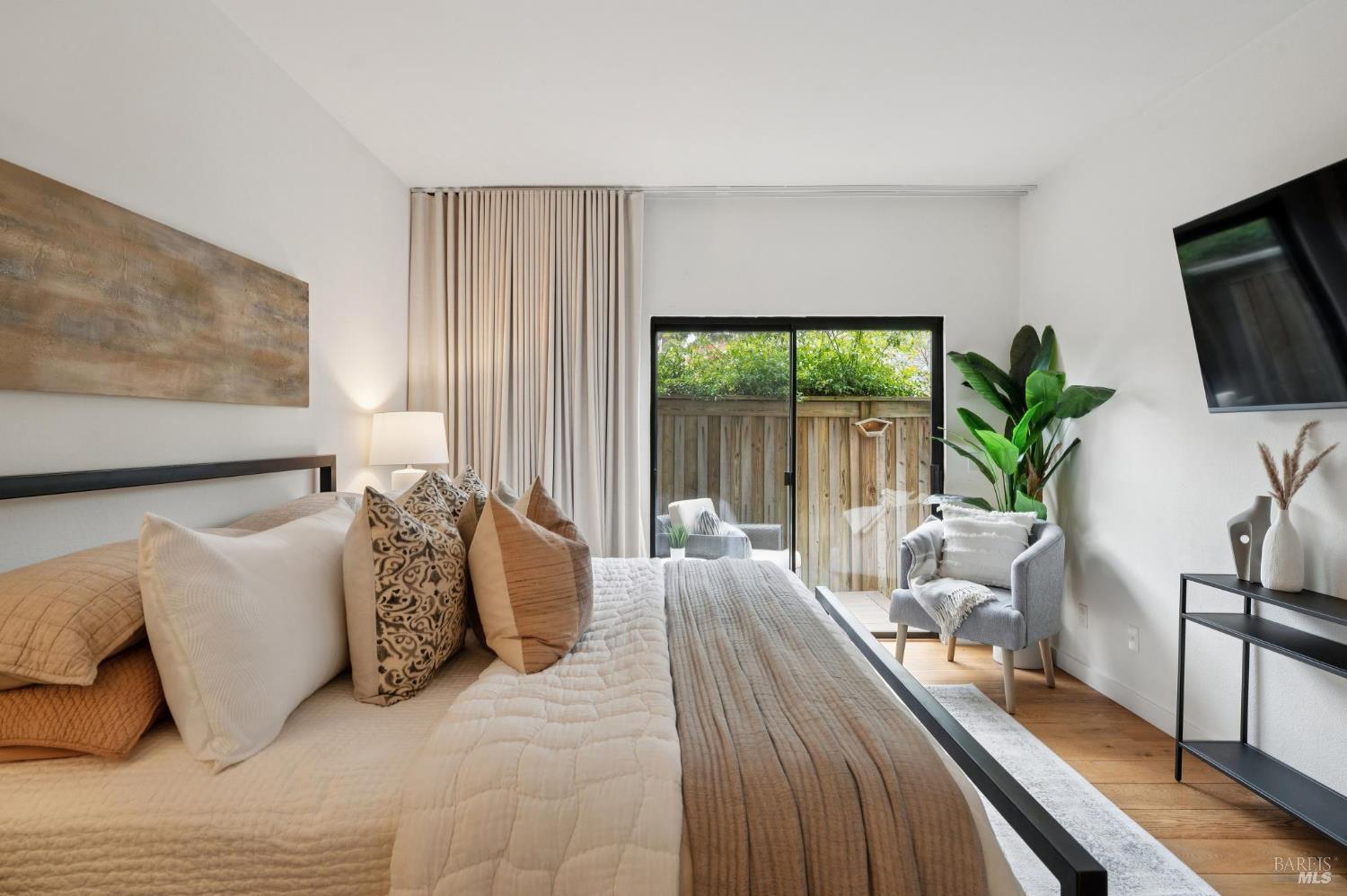 121 Eucalyptus Knoll St