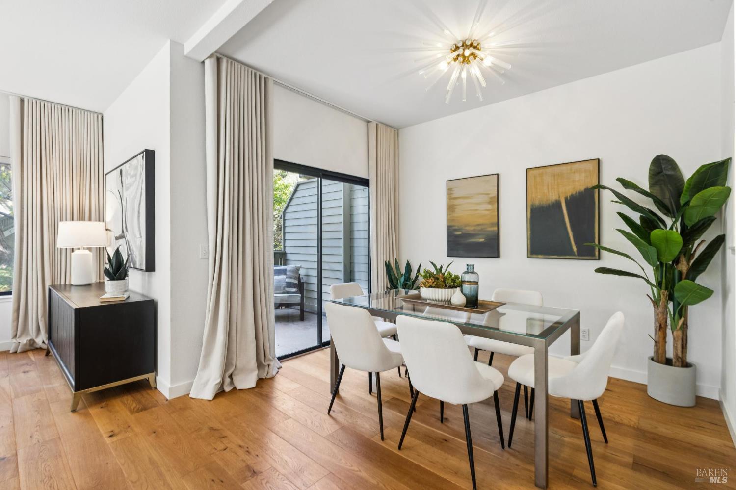 121 Eucalyptus Knoll St