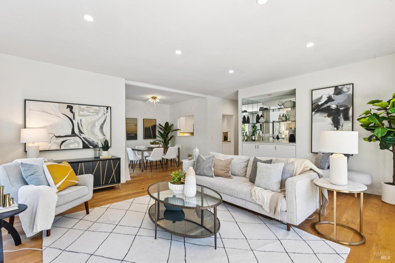 121 Eucalyptus Knoll St