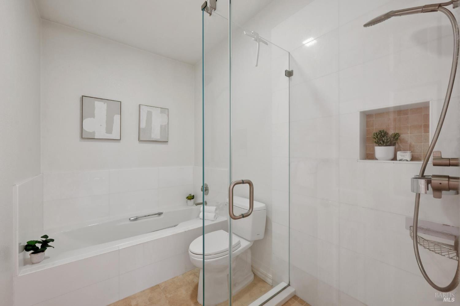 121 Eucalyptus Knoll St