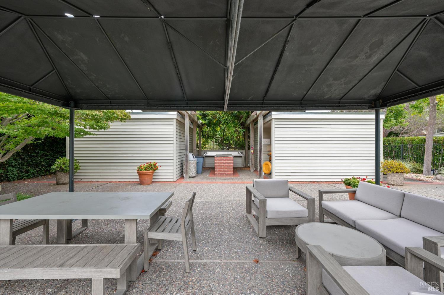 121 Eucalyptus Knoll St