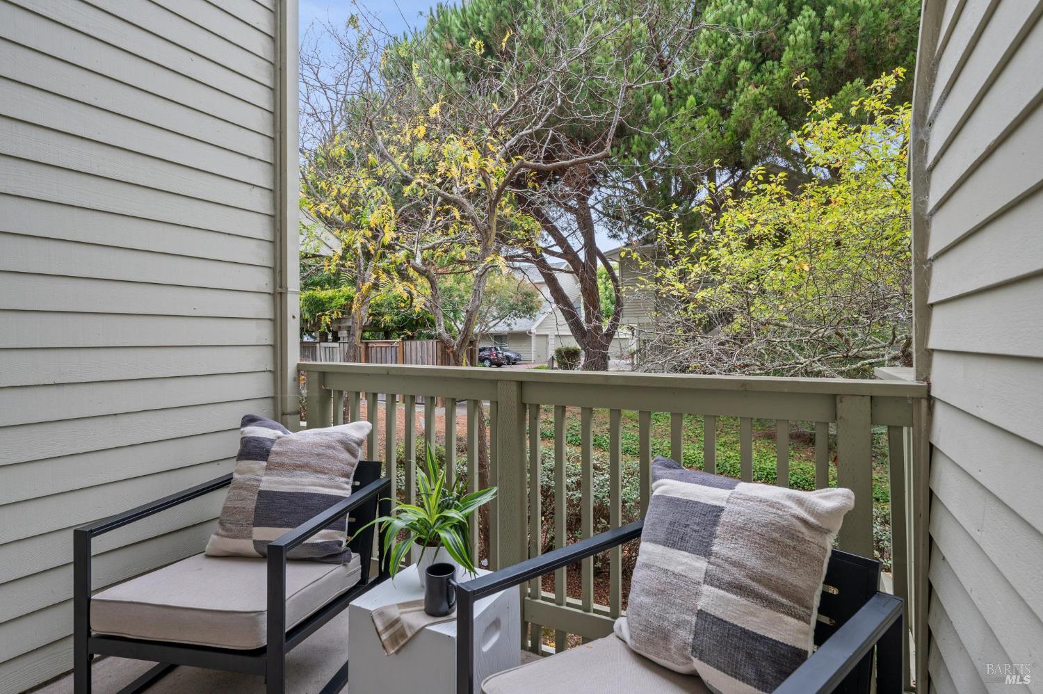 121 Eucalyptus Knoll St