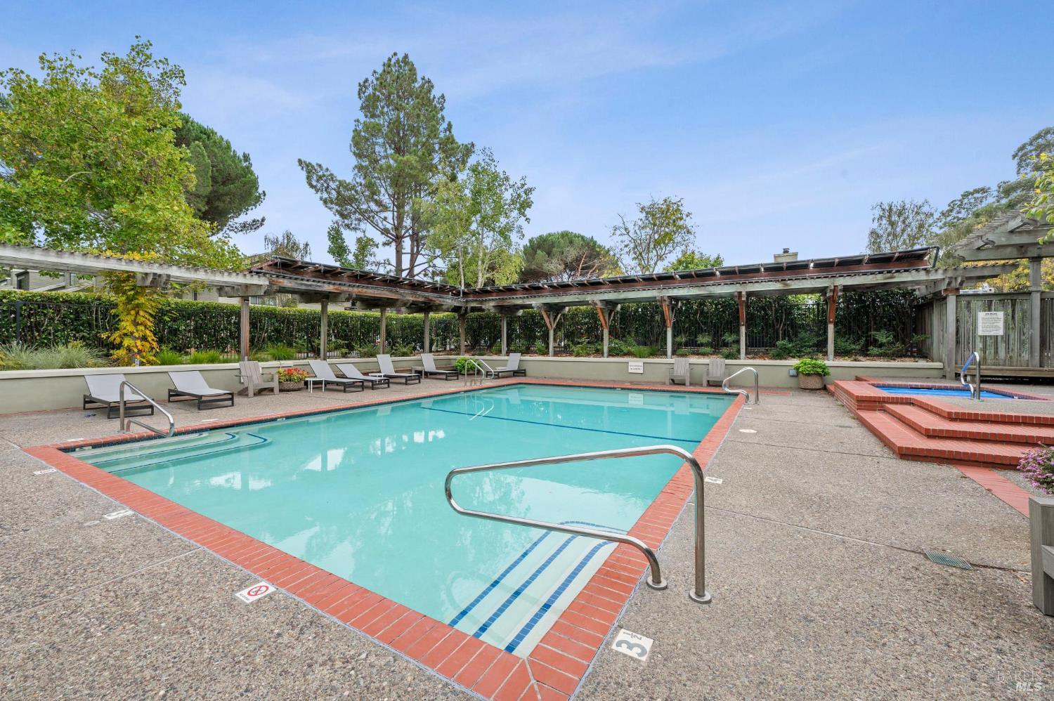 121 Eucalyptus Knoll St