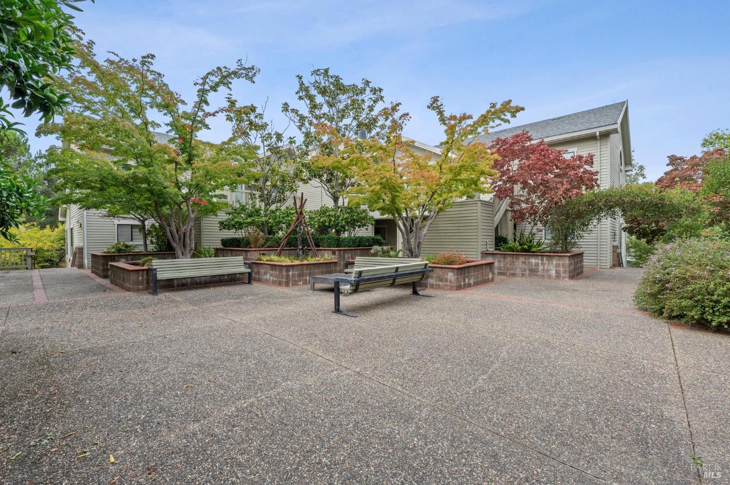 121 Eucalyptus Knoll St