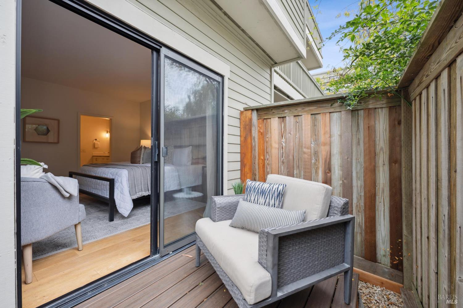 121 Eucalyptus Knoll St