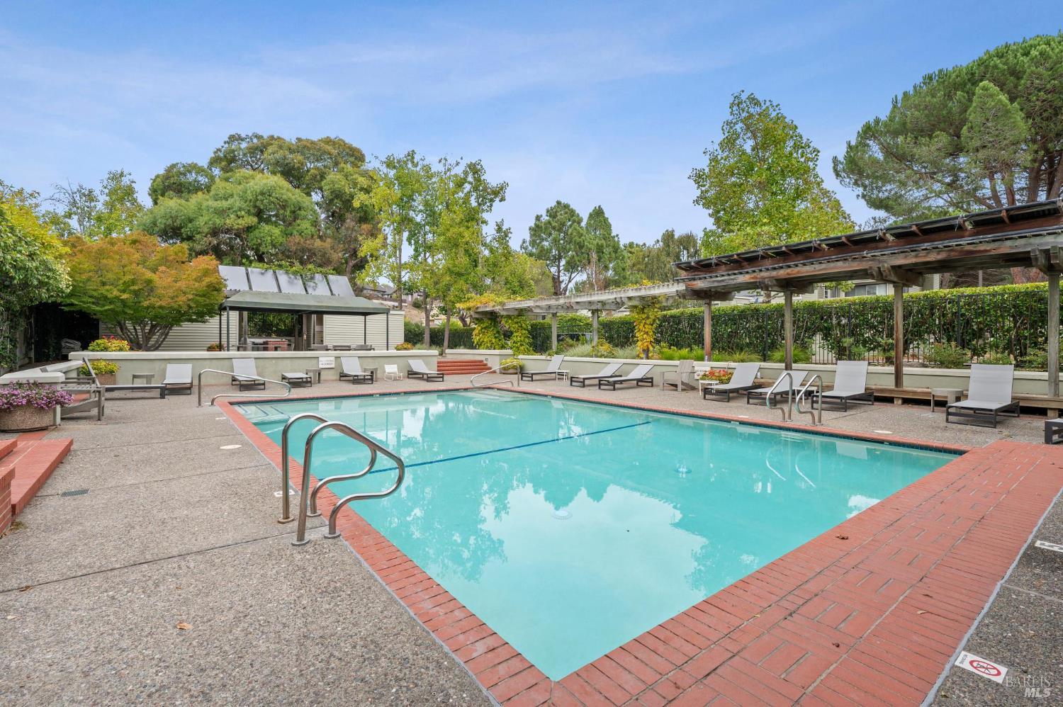 121 Eucalyptus Knoll St