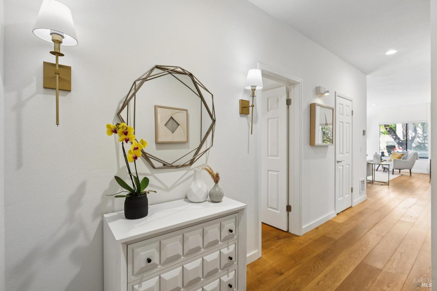 121 Eucalyptus Knoll St