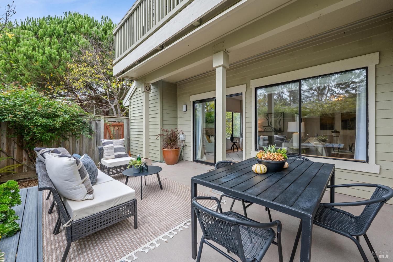 121 Eucalyptus Knoll St