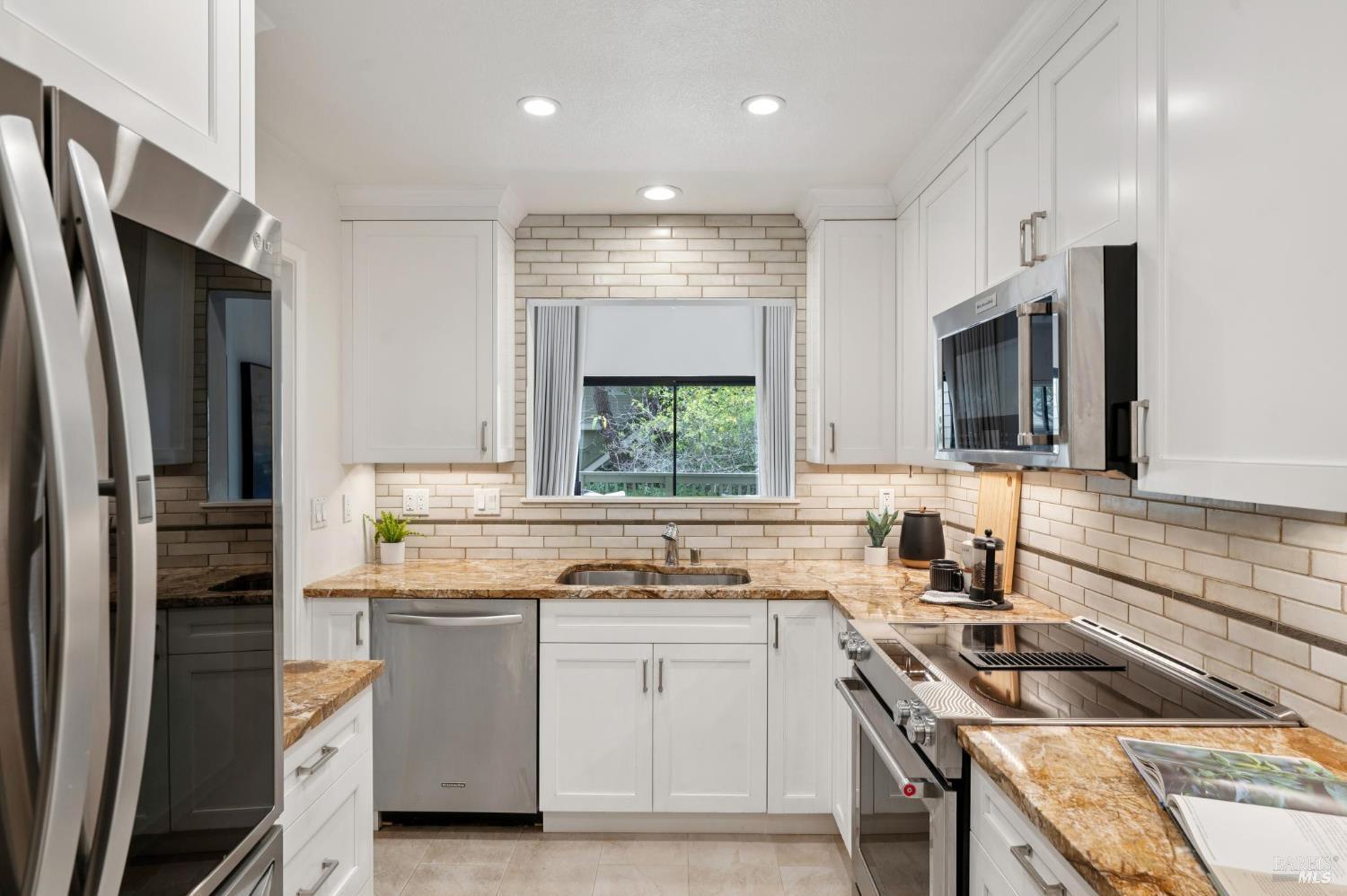 121 Eucalyptus Knoll St