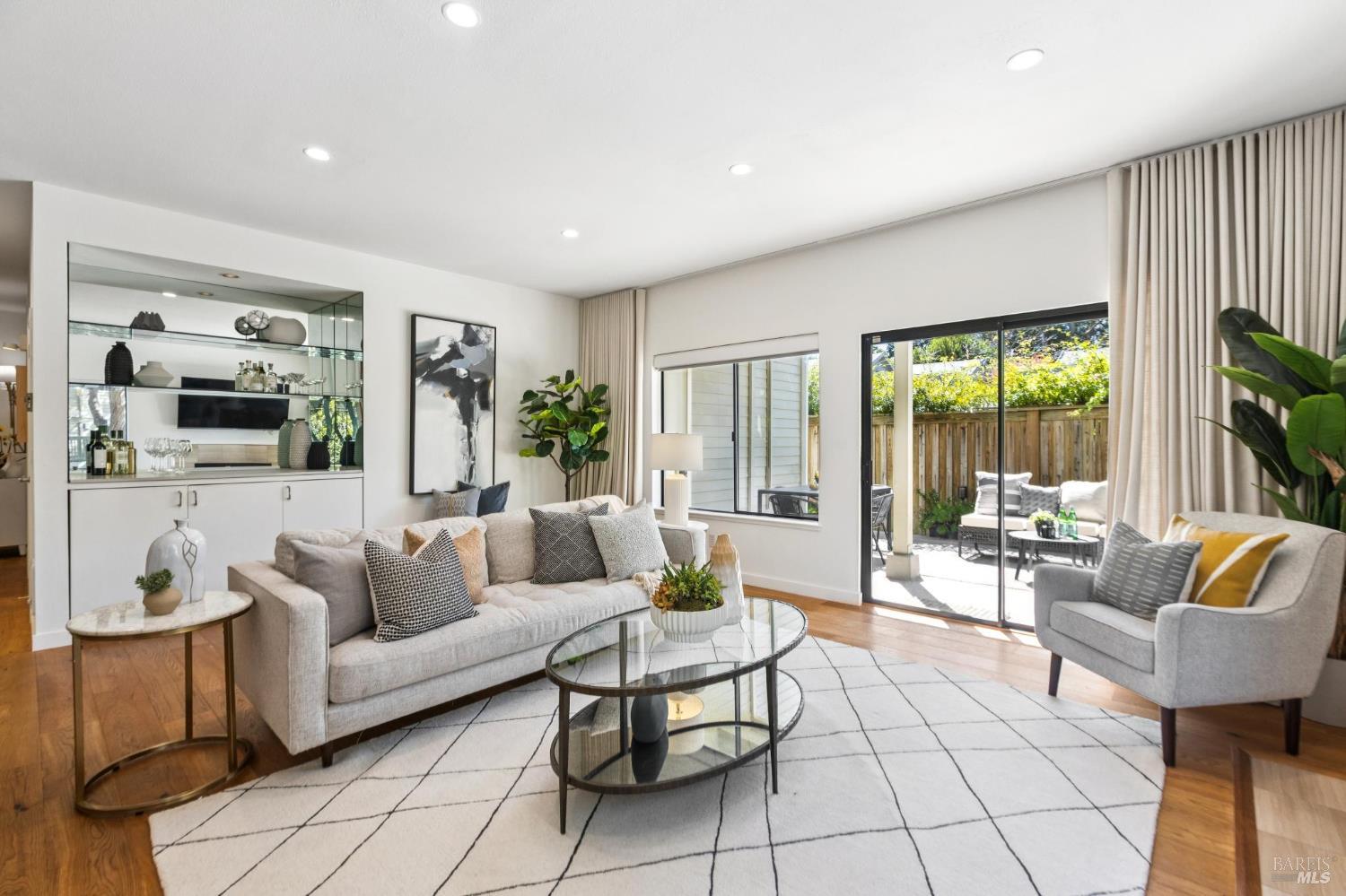 121 Eucalyptus Knoll St