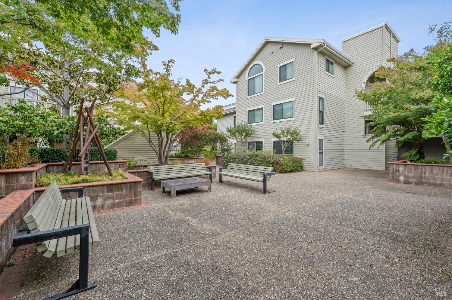 121 Eucalyptus Knoll St