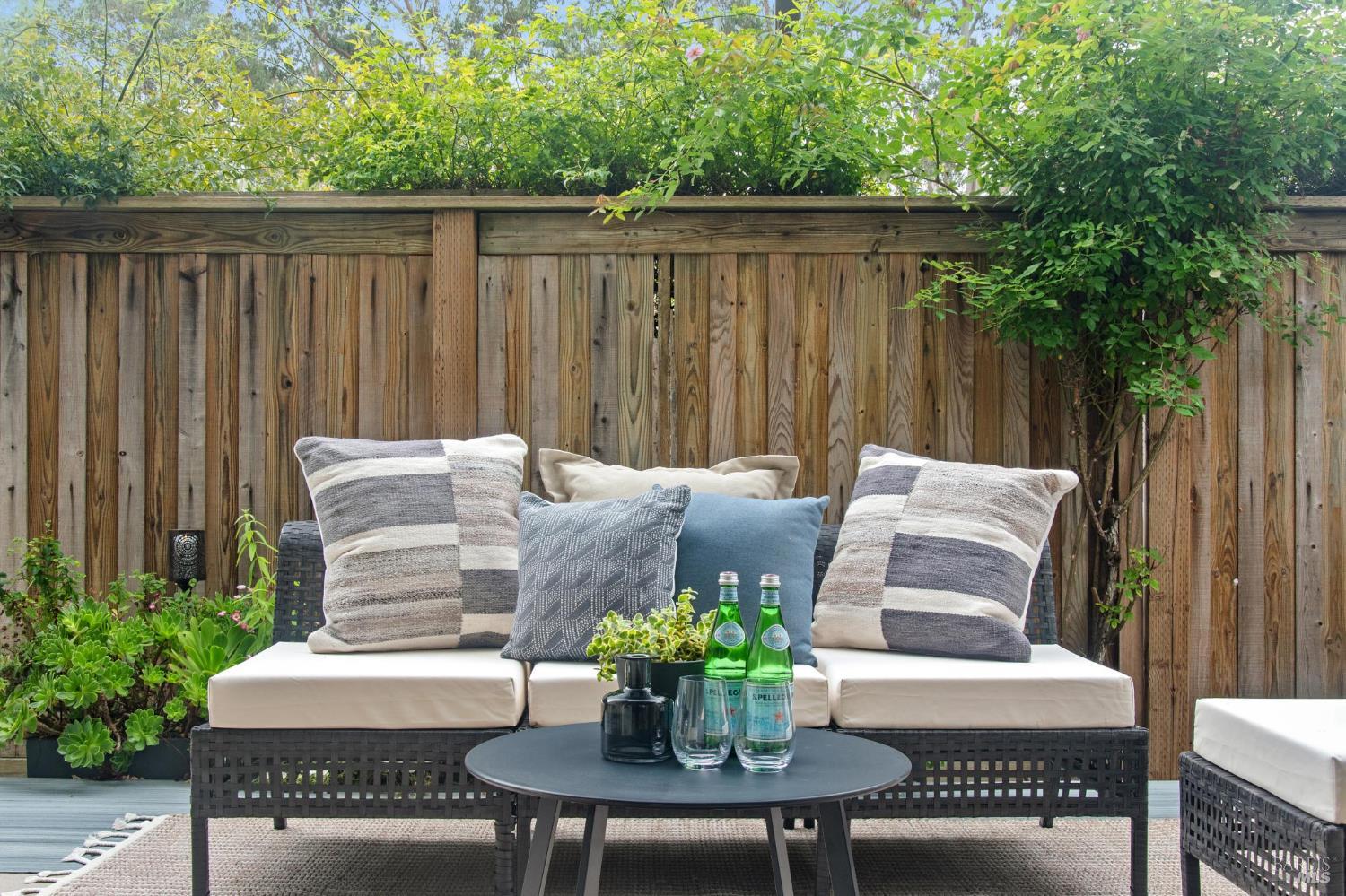 121 Eucalyptus Knoll St