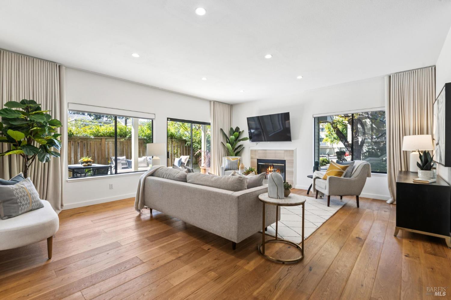 121 Eucalyptus Knoll St