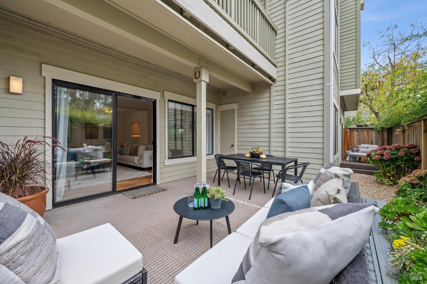 121 Eucalyptus Knoll St