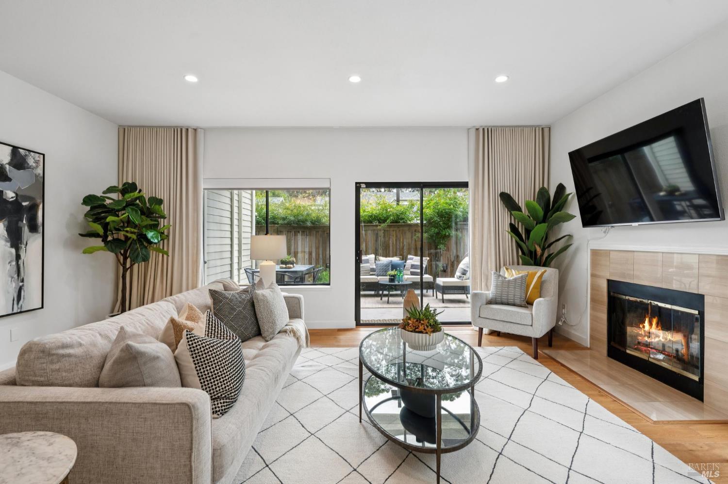 121 Eucalyptus Knoll St