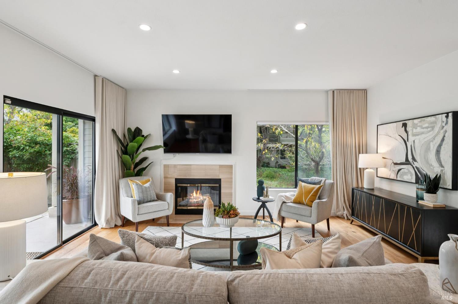 121 Eucalyptus Knoll St